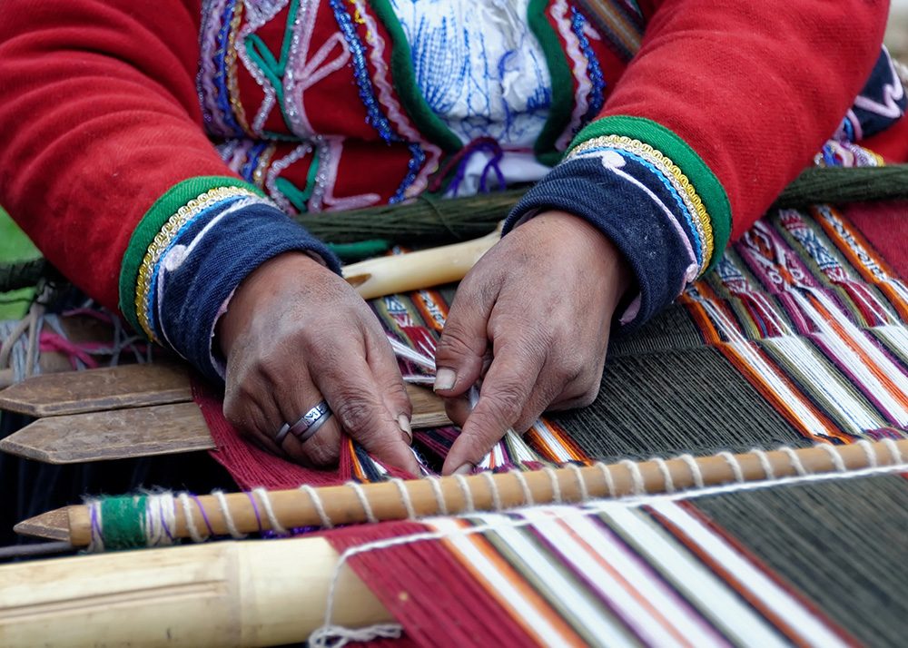 Peru_Woman_Weavings_29713917_BLOG Woman weaving in Peru
